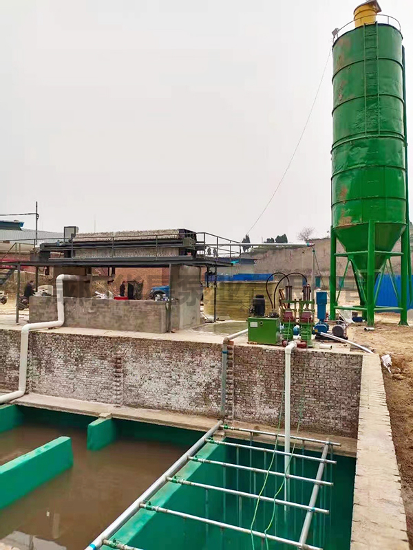 咸陽華星泵業(yè)生產(chǎn)的柱塞泥漿泵在磚廠使用現(xiàn)場 磚廠用壓濾機客戶現(xiàn)場1